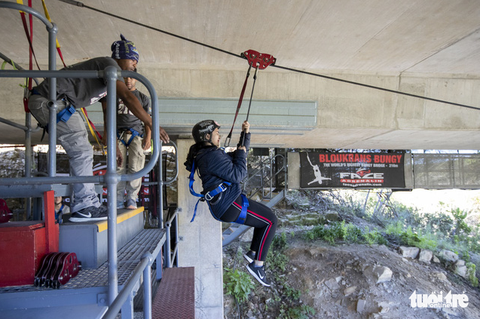 10 giây thót tim với nhảy bungy cao nhất thế giới từ trên cầu - Ảnh 3. 10 giây thót tim với nhảy bungy cao nhất thế giới từ trên cầu - Ảnh 3.