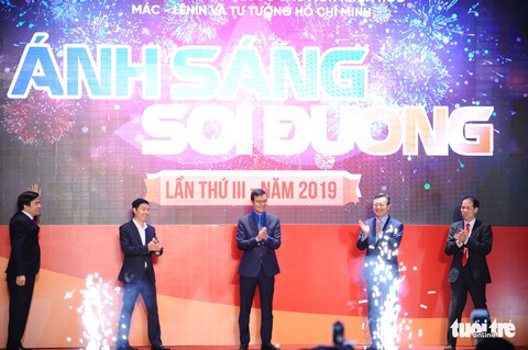 Hơn 2.000 câu hỏi mới tại cuộc thi Ánh sáng soi đường - Ảnh 2. Hơn 2.000 câu hỏi mới tại cuộc thi Ánh sáng soi đường - Ảnh 2.