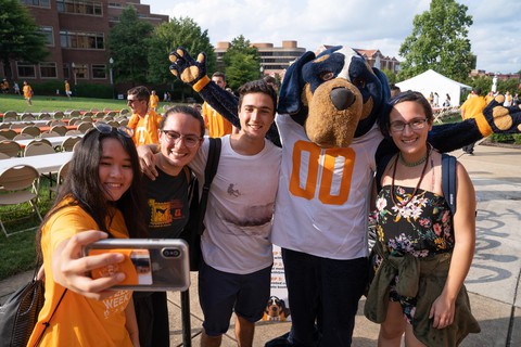 Học bổng du học và làm việc hưởng lương tại University of Tennessee Knoxville, Mỹ - Ảnh 1. Học bổng du học và làm việc hưởng lương tại University of Tennessee Knoxville, Mỹ - Ảnh 1.