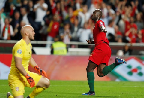 Ronaldo chấn thương, Bồ Đào Nha bị Serbia cầm chân - Ảnh 3. Ronaldo chấn thương, Bồ Đào Nha bị Serbia cầm chân - Ảnh 3.