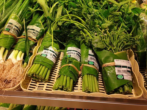 Siêu thị Thái Lan dùng lá chuối gói thực phẩm - Ảnh 1. Siêu thị Thái Lan dùng lá chuối gói thực phẩm - Ảnh 1.