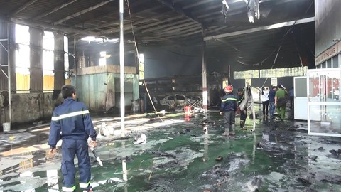 Lửa bất ngờ bao trùm garage, 1 xe đò và 4 xe hơi cháy trơ khung - Ảnh 5.