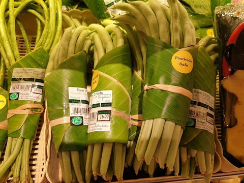 Siêu thị Thái Lan dùng lá chuối gói thực phẩm - Ảnh 5. Siêu thị Thái Lan dùng lá chuối gói thực phẩm - Ảnh 5.