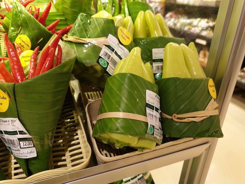 Siêu thị Thái Lan dùng lá chuối gói thực phẩm - Ảnh 6. Siêu thị Thái Lan dùng lá chuối gói thực phẩm - Ảnh 6.