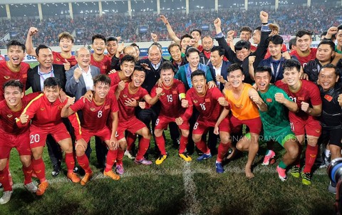 Thủ tướng, Chủ tịch Quốc hội, HLV Park chụp hình cùng tuyển U23 Việt Nam - Ảnh 2. Thủ tướng, Chủ tịch Quốc hội, HLV Park chụp hình cùng tuyển U23 Việt Nam - Ảnh 2.