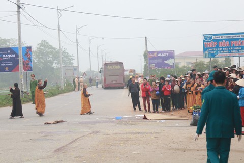 Xe khách đâm đoàn đưa tang: 7 người họ hàng ở cùng một thôn - Ảnh 4. Xe khách đâm đoàn đưa tang: 7 người họ hàng ở cùng một thôn - Ảnh 4.
