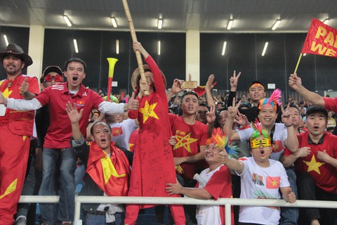 Cổ động viên vỡ òa trong chiến thắng của U23 Việt Nam - Ảnh 6. Cổ động viên vỡ òa trong chiến thắng của U23 Việt Nam - Ảnh 6.