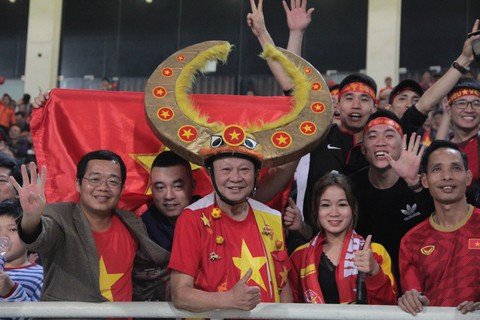 Cổ động viên vỡ òa trong chiến thắng của U23 Việt Nam - Ảnh 8. Cổ động viên vỡ òa trong chiến thắng của U23 Việt Nam - Ảnh 8.