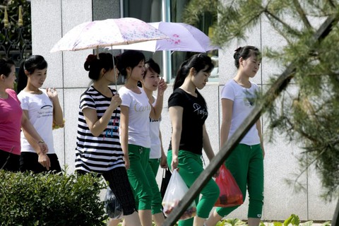 Nga và Trung Quốc hồi hương hàng chục ngàn lao động Triều Tiên - Ảnh 1. Nga và Trung Quốc hồi hương hàng chục ngàn lao động Triều Tiên - Ảnh 1.