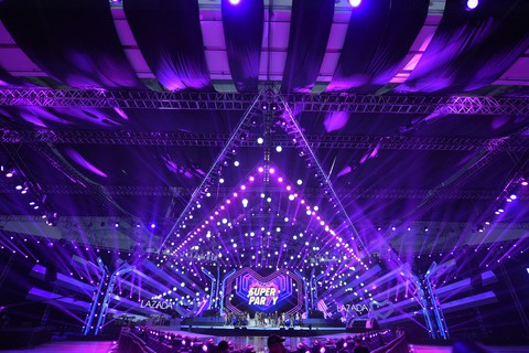 Nghệ sĩ vừa đoạt Grammy trình diễn chung sân khấu với Đông Nhi, Trấn Thành - Ảnh 7. Nghệ sĩ vừa đoạt Grammy trình diễn chung sân khấu với Đông Nhi, Trấn Thành - Ảnh 7.