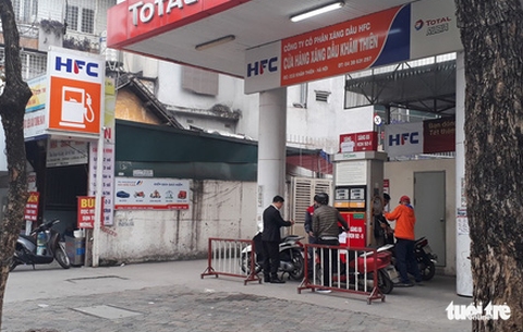 Một số cửa hàng ở Hà Nội dừng bán xăng RON95 - Ảnh 4. Một số cửa hàng ở Hà Nội dừng bán xăng RON95 - Ảnh 4.
