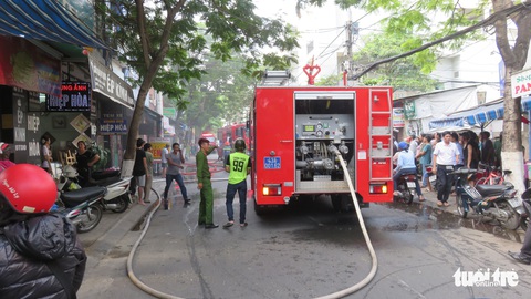 Nam thanh niên liều mình lao vào đám cháy cứu 2 cụ già - Ảnh 2. Nam thanh niên liều mình lao vào đám cháy cứu 2 cụ già - Ảnh 2.