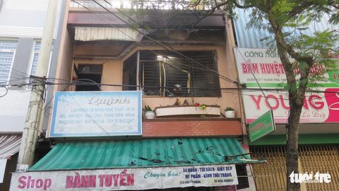 Nam thanh niên liều mình lao vào đám cháy cứu 2 cụ già - Ảnh 1. Nam thanh niên liều mình lao vào đám cháy cứu 2 cụ già - Ảnh 1.