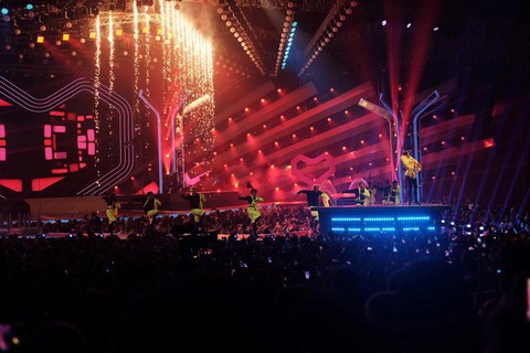 Dua Lipa hồng rực đốt cháy đêm nhạc Super Party - Ảnh 7. Dua Lipa hồng rực đốt cháy đêm nhạc Super Party - Ảnh 7.