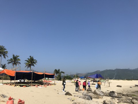 Tháo dỡ lều quán trái phép ở ghềnh đá nổi tiếng Đà Nẵng - Ảnh 2. Tháo dỡ lều quán trái phép ở ghềnh đá nổi tiếng Đà Nẵng - Ảnh 2.