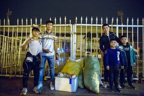 Văn Đức, Hùng Dũng nhặt rác ở Mỹ Đình sau chiến thắng U23 Thái Lan - Ảnh 2. Văn Đức, Hùng Dũng nhặt rác ở Mỹ Đình sau chiến thắng U23 Thái Lan - Ảnh 2.