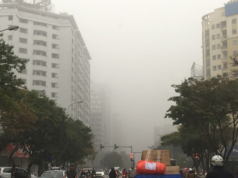 Trời mù mịt, không khí ô nhiễm bao phủ Hà Nội - Ảnh 1. Trời mù mịt, không khí ô nhiễm bao phủ Hà Nội - Ảnh 1.