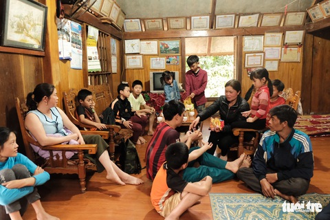 Cậu bé Sơn La đạp xe xuống Hà Nội chịu ngủ cống để gặp em - Ảnh 6. Cậu bé Sơn La đạp xe xuống Hà Nội chịu ngủ cống để gặp em - Ảnh 6.
