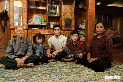 Cậu bé Sơn La đạp xe xuống Hà Nội chịu ngủ cống để gặp em - Ảnh 5. Cậu bé Sơn La đạp xe xuống Hà Nội chịu ngủ cống để gặp em - Ảnh 5.