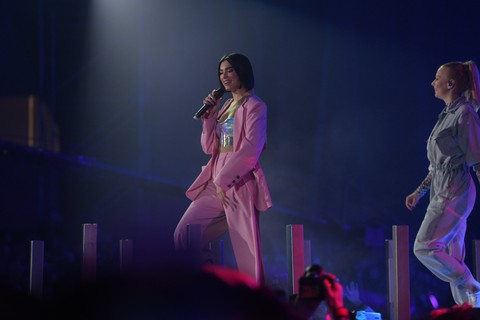 Dua Lipa hồng rực đốt cháy đêm nhạc Super Party - Ảnh 1. Dua Lipa hồng rực đốt cháy đêm nhạc Super Party - Ảnh 1.