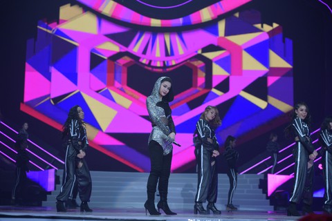 Dua Lipa hồng rực đốt cháy đêm nhạc Super Party - Ảnh 4. Dua Lipa hồng rực đốt cháy đêm nhạc Super Party - Ảnh 4.