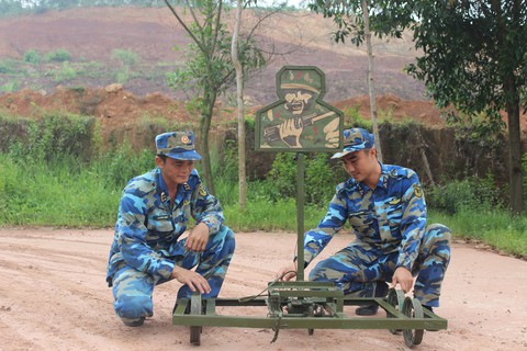 Người sáng chế học cụ cho tiểu đoàn - Ảnh 1. Người sáng chế học cụ cho tiểu đoàn - Ảnh 1.