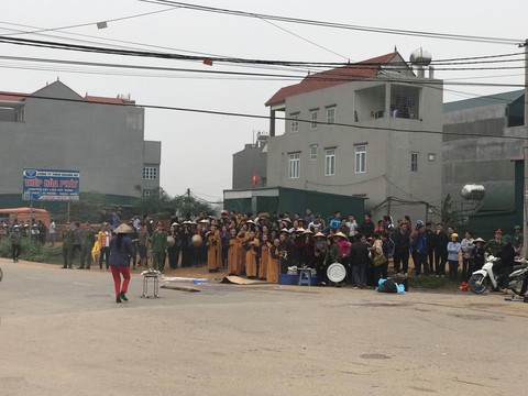 Tai nạn thảm khốc giữa xe khách và đoàn đưa tang: 7 người chết - Ảnh 7. Tai nạn thảm khốc giữa xe khách và đoàn đưa tang: 7 người chết - Ảnh 7.