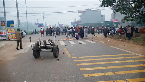 Tai nạn thảm khốc giữa xe khách và đoàn đưa tang: 7 người chết - Ảnh 1. Tai nạn thảm khốc giữa xe khách và đoàn đưa tang: 7 người chết - Ảnh 1.