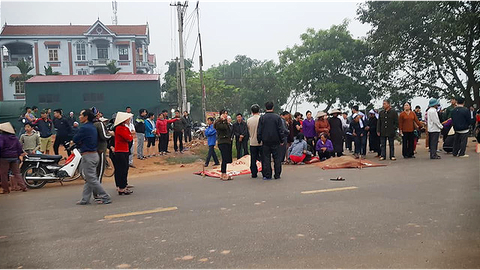 Tai nạn thảm khốc giữa xe khách và đoàn đưa tang: 7 người chết - Ảnh 5. Tai nạn thảm khốc giữa xe khách và đoàn đưa tang: 7 người chết - Ảnh 5.