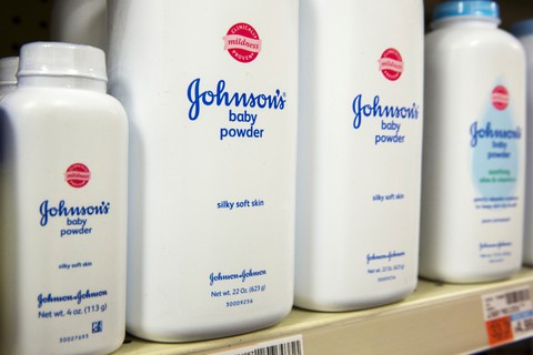 Johnson & Johnson đạt thoả thuận trong 4 vụ kiện về phấn rôm gây ung thư - Ảnh 1. Johnson & Johnson đạt thoả thuận trong 4 vụ kiện về phấn rôm gây ung thư - Ảnh 1.