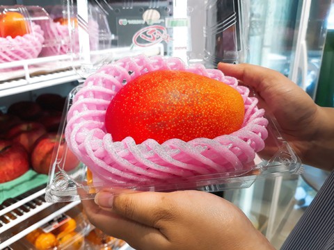 Xoài mặt trời, trái cây ngoại hơn triệu đồng/kg vẫn đắt hàng - Ảnh 2. Xoài mặt trời, trái cây ngoại hơn triệu đồng/kg vẫn đắt hàng - Ảnh 2.