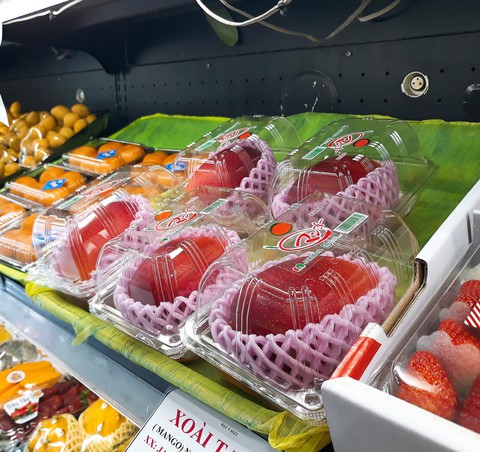 Xoài mặt trời, trái cây ngoại hơn triệu đồng/kg vẫn đắt hàng - Ảnh 3. Xoài mặt trời, trái cây ngoại hơn triệu đồng/kg vẫn đắt hàng - Ảnh 3.