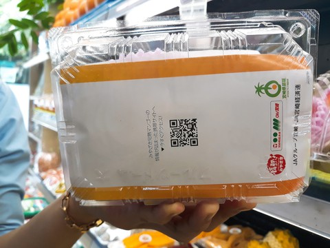 Xoài mặt trời, trái cây ngoại hơn triệu đồng/kg vẫn đắt hàng - Ảnh 4. Xoài mặt trời, trái cây ngoại hơn triệu đồng/kg vẫn đắt hàng - Ảnh 4.