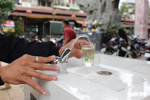 Trụ nước sạch miễn phí ở Hà Nội: Lắp 3 chỉ còn hoạt động 2 - Ảnh 2. Trụ nước sạch miễn phí ở Hà Nội: Lắp 3 chỉ còn hoạt động 2 - Ảnh 2.