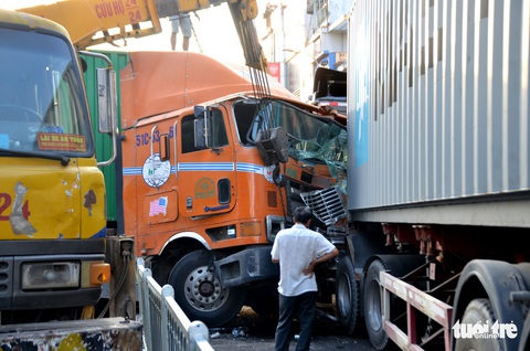 TP.HCM: 2 xe container đấu đầu nằm vắt ngang đường - Ảnh 1. TP.HCM: 2 xe container đấu đầu nằm vắt ngang đường - Ảnh 1.