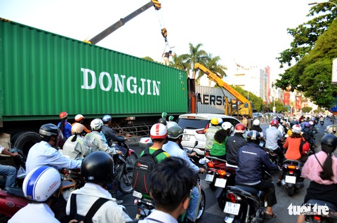 TP.HCM: 2 xe container đấu đầu nằm vắt ngang đường - Ảnh 2. TP.HCM: 2 xe container đấu đầu nằm vắt ngang đường - Ảnh 2.