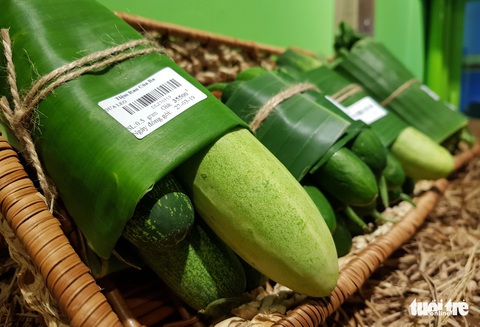 Tiệm nông sản ở Sài Gòn gói rau củ bằng lá chuối - Ảnh 4. Tiệm nông sản ở Sài Gòn gói rau củ bằng lá chuối - Ảnh 4.