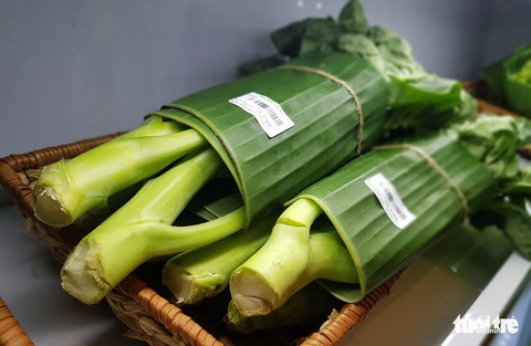 Tiệm nông sản ở Sài Gòn gói rau củ bằng lá chuối - Ảnh 6. Tiệm nông sản ở Sài Gòn gói rau củ bằng lá chuối - Ảnh 6.