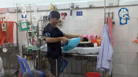 Nắng nóng và tia cực tím, hàng ngàn bệnh nhi sốc nhiệt - Ảnh 1. Nắng nóng và tia cực tím, hàng ngàn bệnh nhi sốc nhiệt - Ảnh 1.
