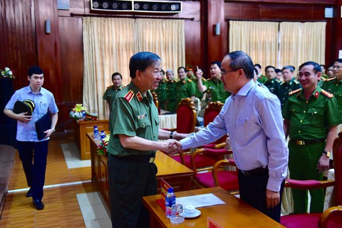 Bộ trưởng Bộ Công an khen thưởng thành tích phá án ma túy tại TP.HCM - Ảnh 2. Bộ trưởng Bộ Công an khen thưởng thành tích phá án ma túy tại TP.HCM - Ảnh 2.
