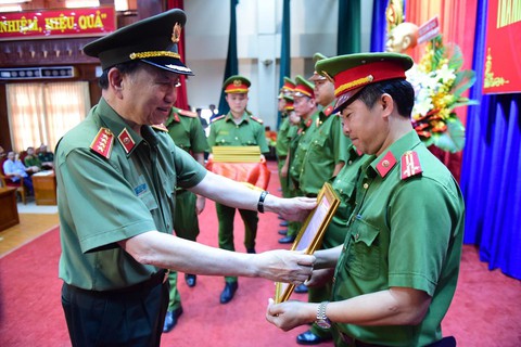 Bộ trưởng Bộ Công an khen thưởng thành tích phá án ma túy tại TP.HCM - Ảnh 1. Bộ trưởng Bộ Công an khen thưởng thành tích phá án ma túy tại TP.HCM - Ảnh 1.