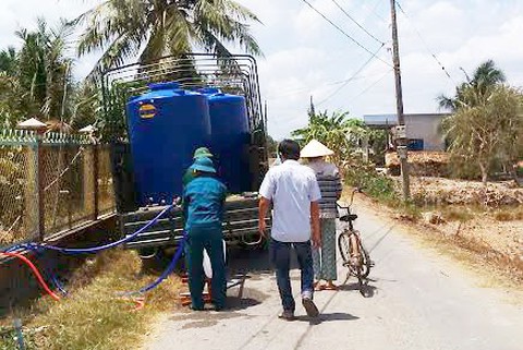 Dời ống nước để thi công, hàng trăm hộ dân mua nước sạch giá ‘cắt cổ’ - Ảnh 1. Dời ống nước để thi công, hàng trăm hộ dân mua nước sạch giá ‘cắt cổ’ - Ảnh 1.
