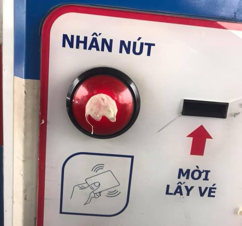 Khó tin nổi với trò bẩn: dán bã kẹo cao su vào nút bấm - Ảnh 1. Khó tin nổi với trò bẩn: dán bã kẹo cao su vào nút bấm - Ảnh 1.
