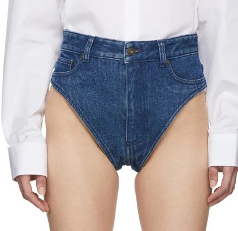 Quần jeans siêu ngắn xấu đau đớn giá 470 đô vẫn cháy hàng - Ảnh 1. Quần jeans siêu ngắn xấu đau đớn giá 470 đô vẫn cháy hàng - Ảnh 1.