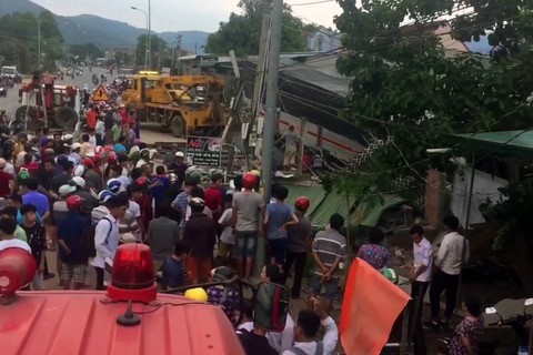 Xe chở rau lao vào nhà dân, tài xế và phụ xe chết thảm - Ảnh 1. Xe chở rau lao vào nhà dân, tài xế và phụ xe chết thảm - Ảnh 1.