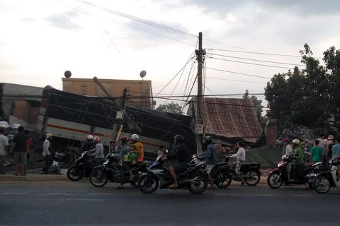 Xe chở rau lao vào nhà dân, tài xế và phụ xe chết thảm - Ảnh 2. Xe chở rau lao vào nhà dân, tài xế và phụ xe chết thảm - Ảnh 2.