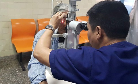 Cho gà ăn, một cụ bà bị gà mổ vỡ nhãn cầu - Ảnh 1. Cho gà ăn, một cụ bà bị gà mổ vỡ nhãn cầu - Ảnh 1.