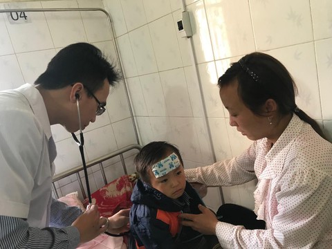 Bác sĩ về huyện nghèo, bệnh nhi hạn chế ở 7 ngày, uống kháng sinh - Ảnh 1. Bác sĩ về huyện nghèo, bệnh nhi hạn chế ở 7 ngày, uống kháng sinh - Ảnh 1.