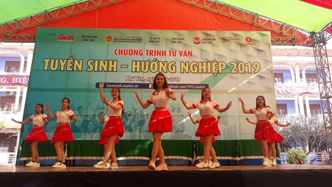 5.000 học sinh Phú Yên rộn ràng ngày Tư vấn tuyển sinh - Ảnh 1. 5.000 học sinh Phú Yên rộn ràng ngày Tư vấn tuyển sinh - Ảnh 1.
