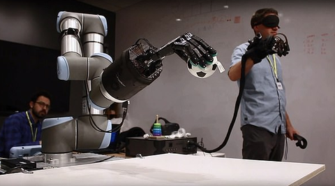 Bàn tay robot dành cho những người yêu xa - Ảnh 1. Bàn tay robot dành cho những người yêu xa - Ảnh 1.